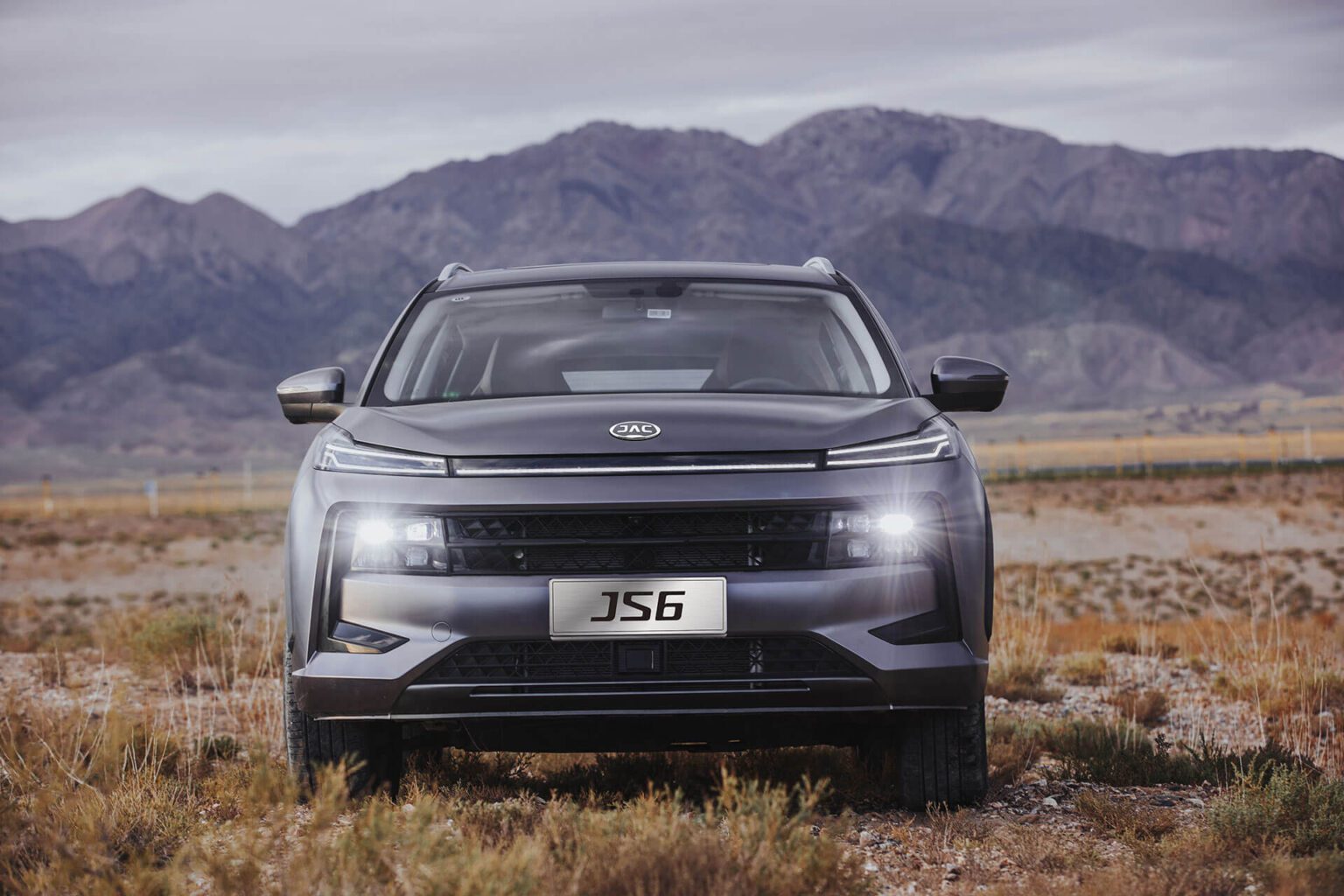 Front View of a JAC JS6 SUV in a open field in Qatar